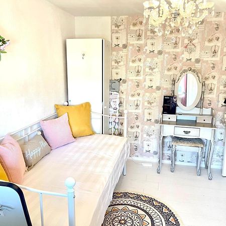 Happy Place With Kitchenette- Female Only London Exterior foto