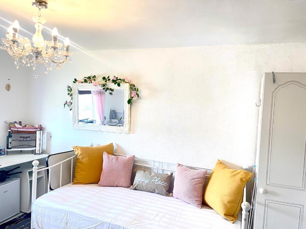 Happy Place With Kitchenette- Female Only London Exterior foto