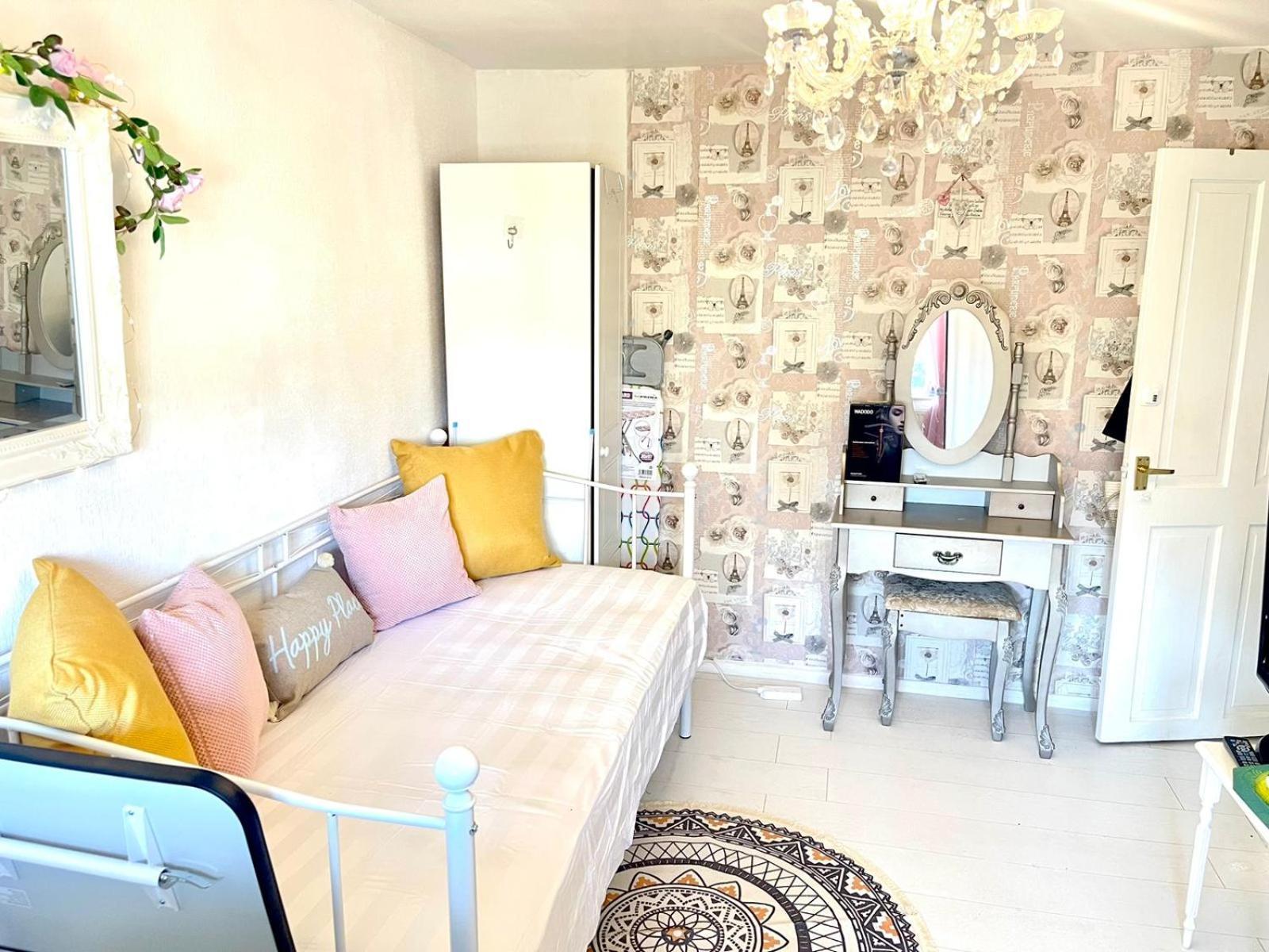 Happy Place With Kitchenette- Female Only London Exterior foto